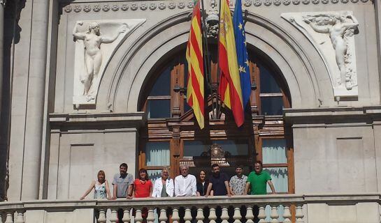 Los 9 concejales de Compromís posan en el balcón del Ayuntamiento
