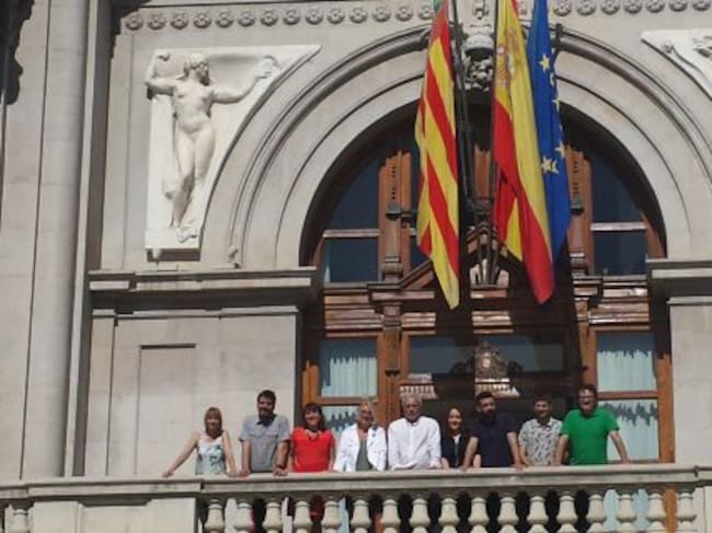 Los 9 concejales de Compromís posan en el balcón del Ayuntamiento
