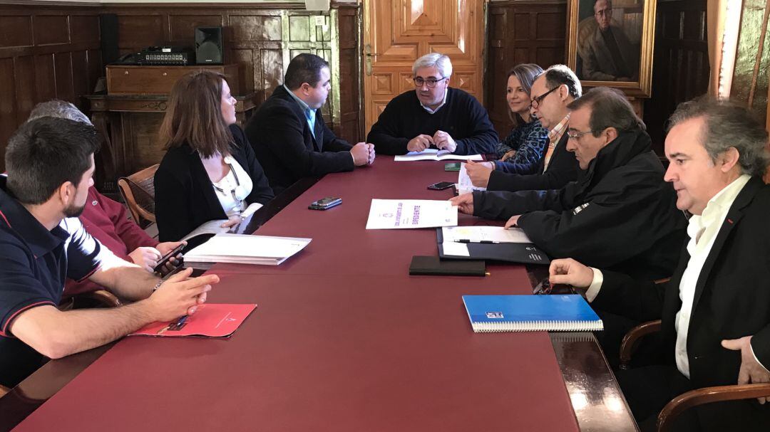 El diputado de Servicios Municipales, Bartolomé Cruz (centro), junto al alcalde de Martos, Víctor Torres, y la delegada del gobierno en funciones, Ana Cobo.