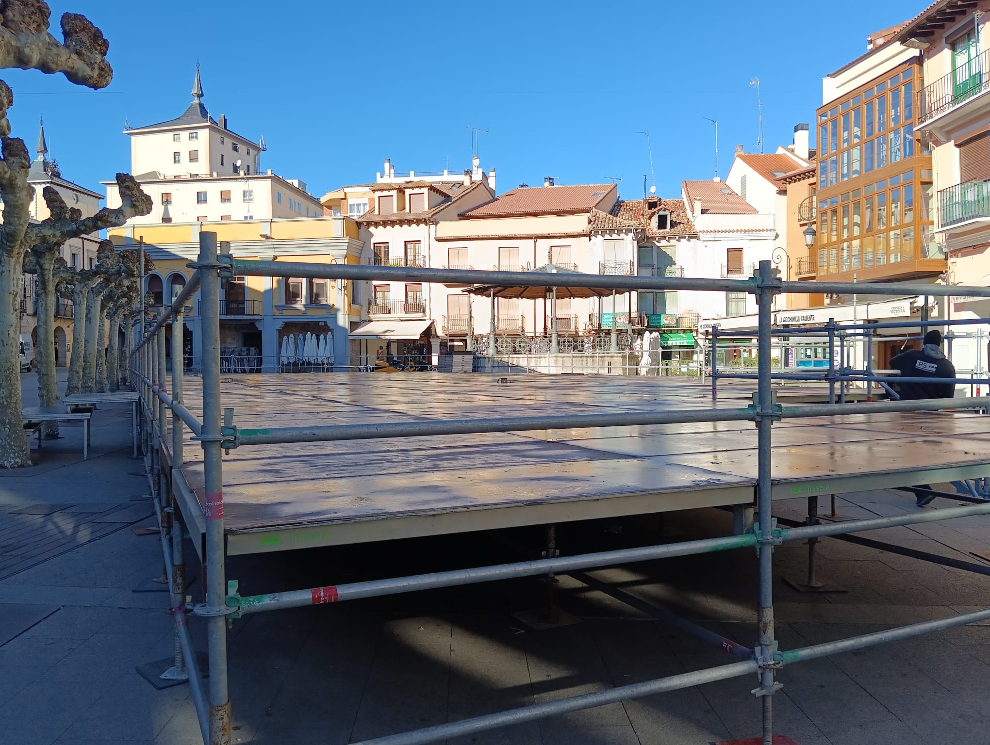 La estructura de la pista de hielo está en proceso de montaje