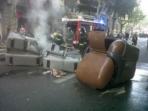 Contenedores ardiendo en la Calle Pau Claris con Caspe