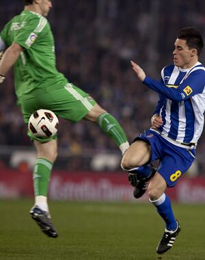 El delantero del Espanyol, José Callejón, recibe una falta del guardameta del Real Madrid, Íker Casillas (i), en una jugada que ha terminado en tarjeta roja y expulsión del portero, durante el partido, correspondiente a la vigésimo tercera jornada de Liga