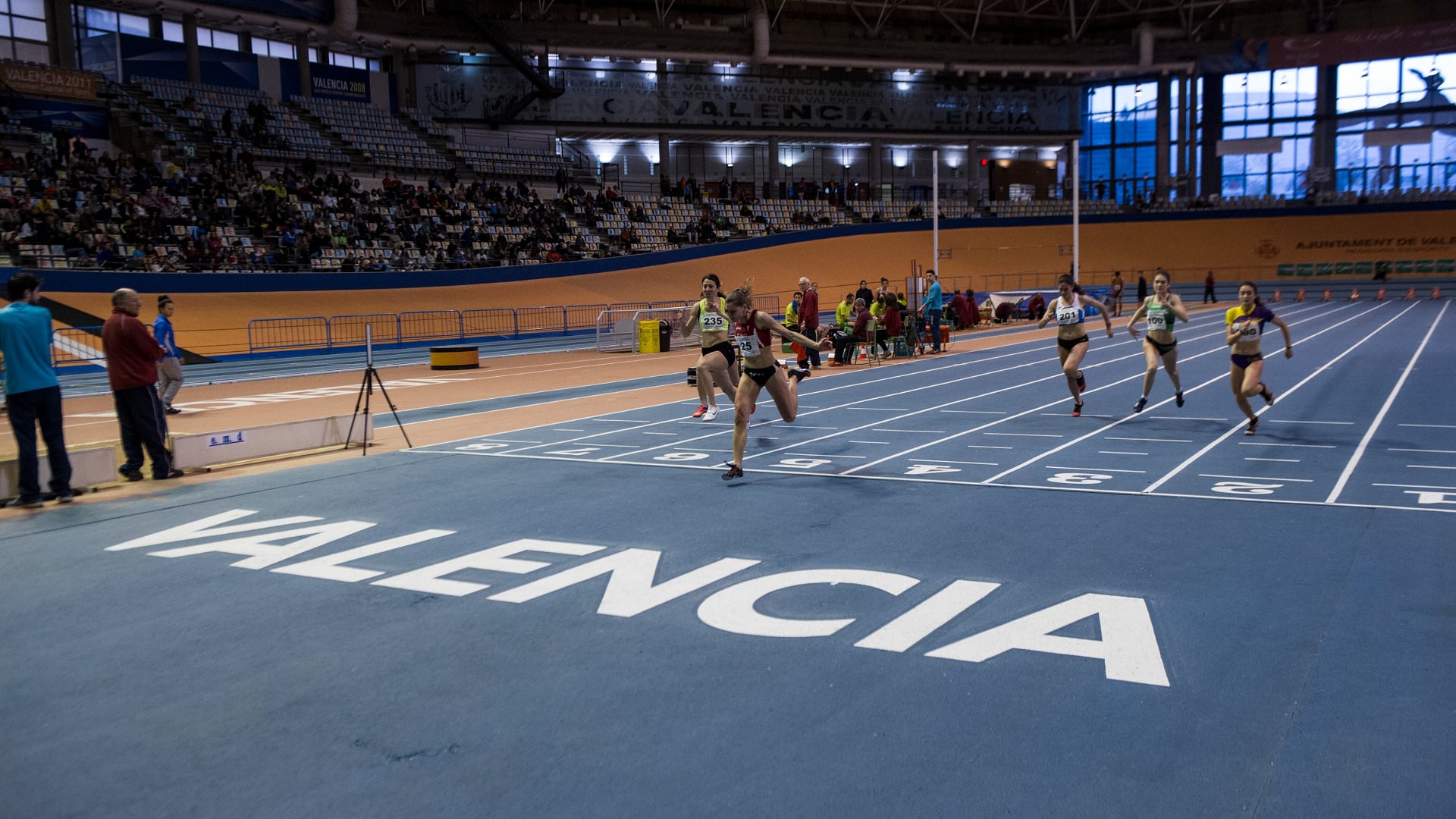 El velódromo tiene capacidad para seis mil espectadores y está considerado uno de los mejores estadios de atletismo de Europa, según explica la concejala de deportes de València, Rocío Gil.