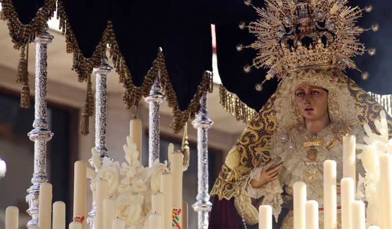 La Virgen del Rosario del Polígono de San Pablo estrena palio bordado por Charo Bernardino