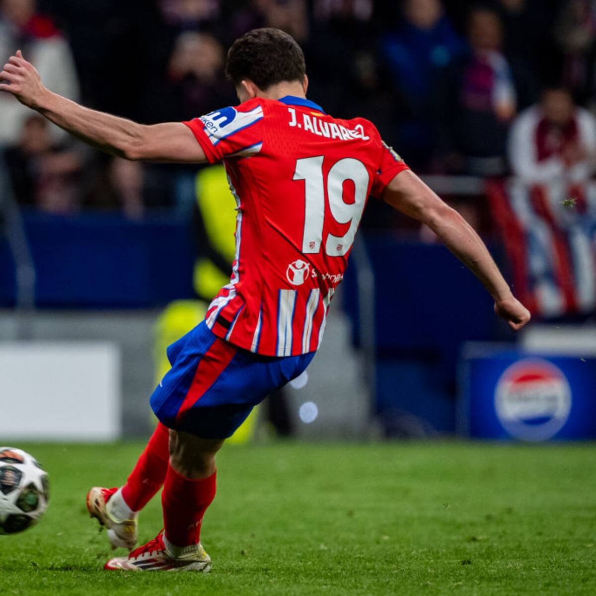 "Es un penalti bien anulado y una norma completamente estúpida": Manuel Jabois expone las dos realidades del resbalón de Julián