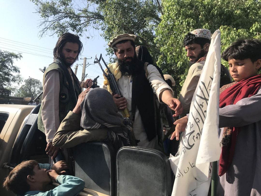 Talibanes junto a su bandera en la provincia de Nangarhar 