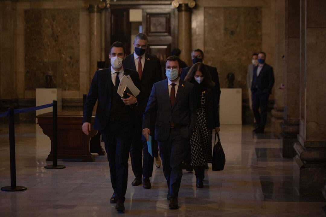 Membres del Govern al Parlament, poc acabanr de la reunió de la mesa de partits