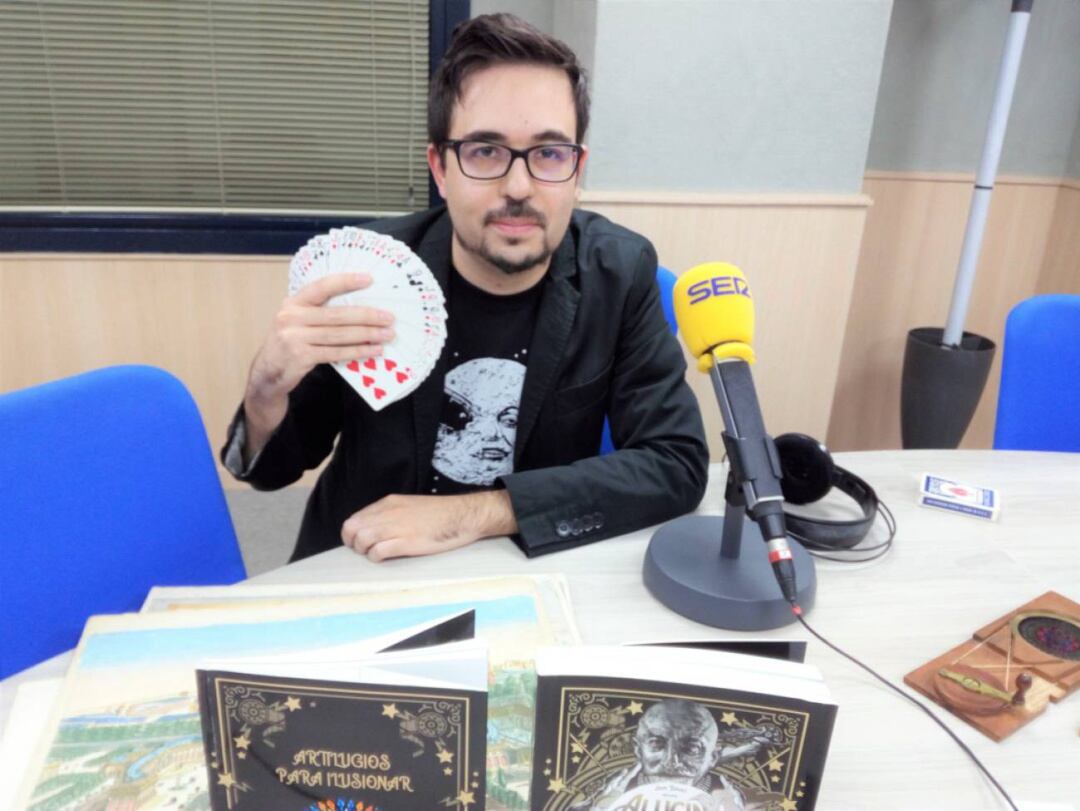 El cineasta y escritor, Miguel Herrero, en el estudio de Radio Elda SER