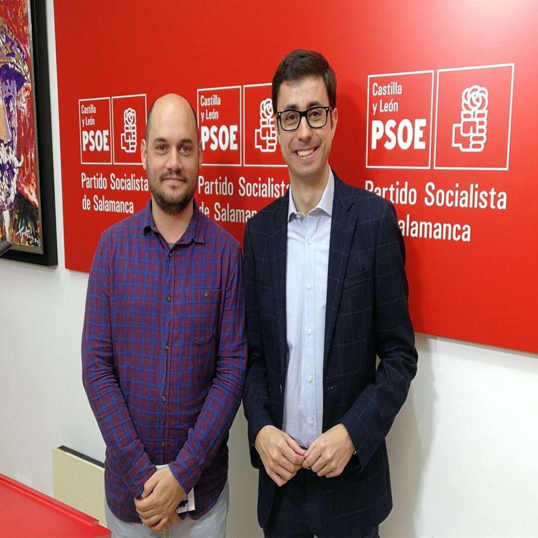 Chema Collados (a la izquierda) y Jose Luis Mateos en la sede del PSOE salmantino