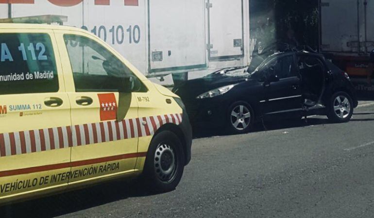El coche chocó contra el camión estacionado y quedó aprisionado en su parte delantera.
