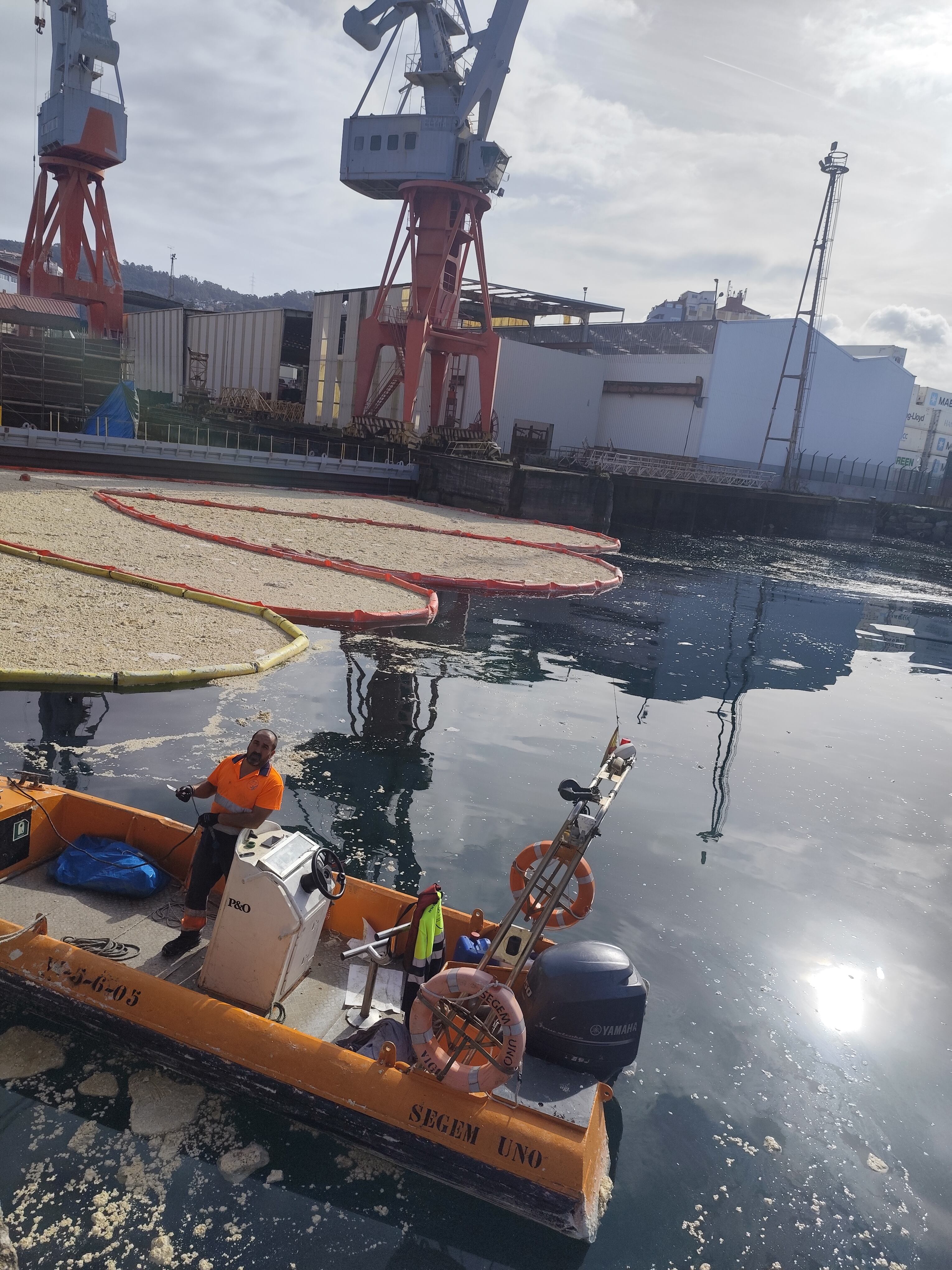 Vertido en Guixar acotado por barreras