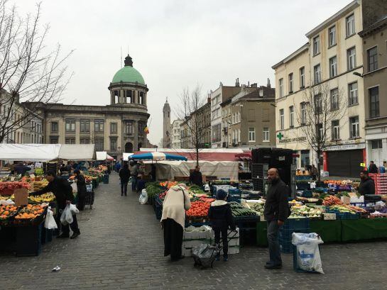 El mercado de frutas y verduras que cada jueves se monta junto al edificio municipal de Molenbeek