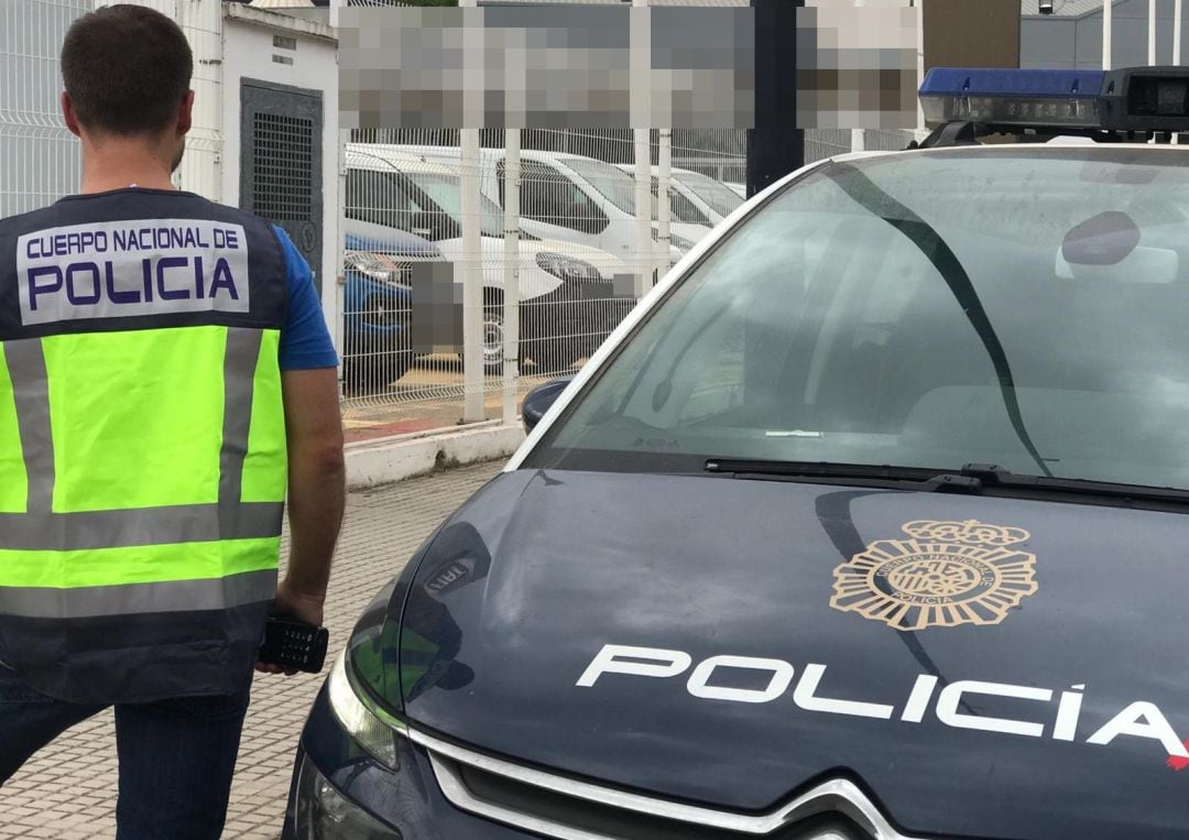 Los agentes a la puerta del concesionario de Gandia durante la investigación del incendio. 