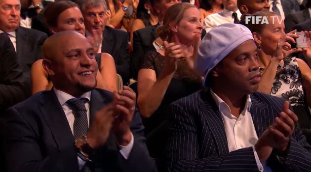 Roberto Carlos y Ronaldinho, durante el discurso de Modric