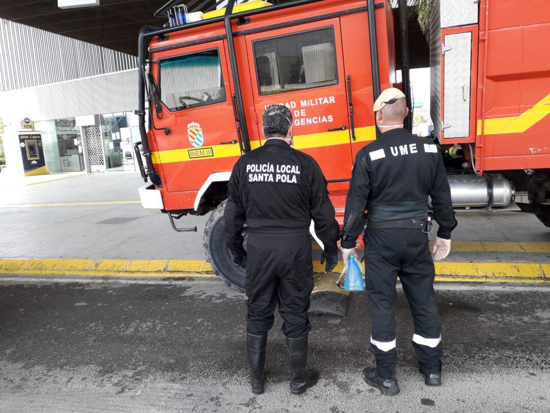 Policia local con soldados de la UME en Santa Pola