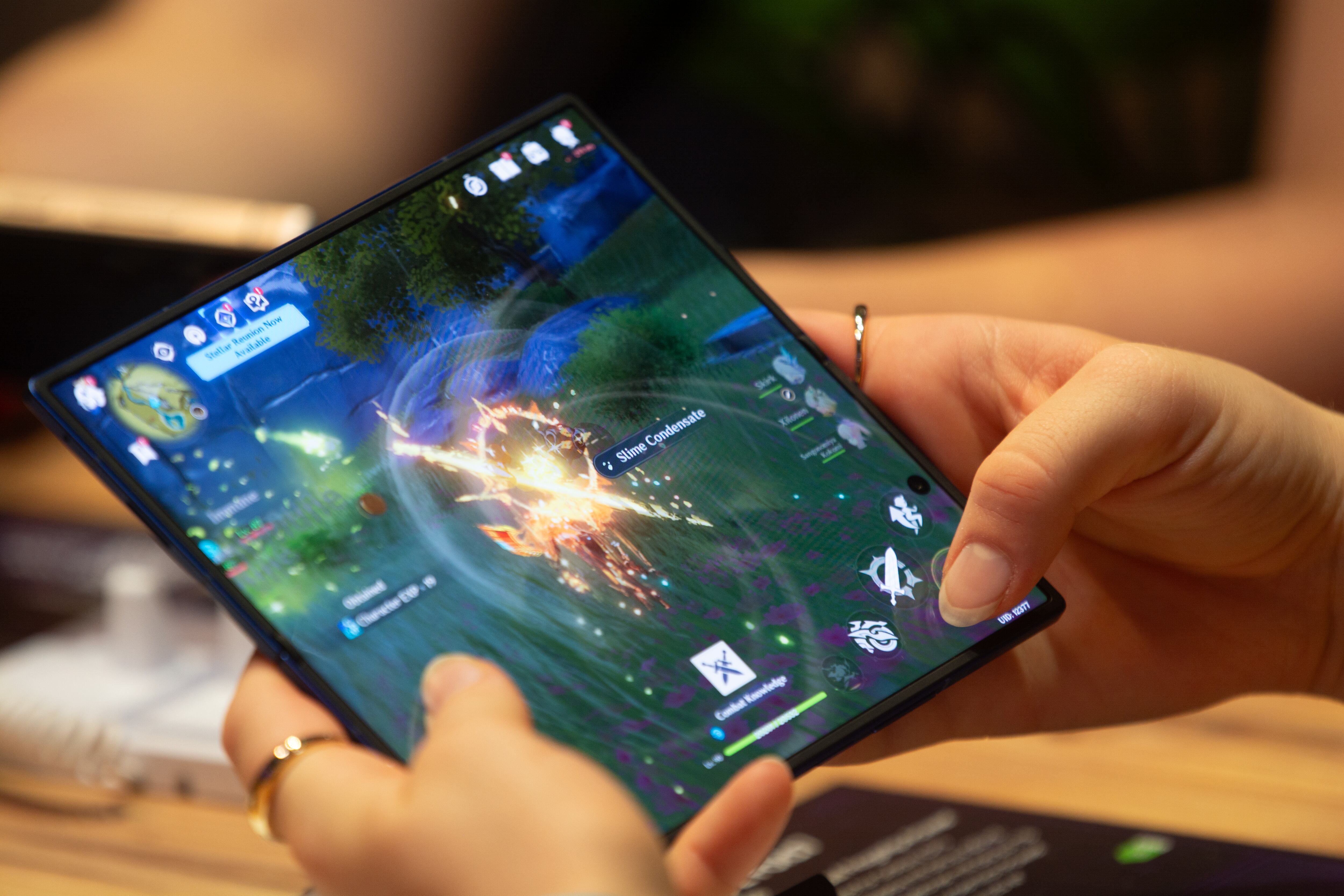 Una mujer prueba el Galaxy Z Fold7.