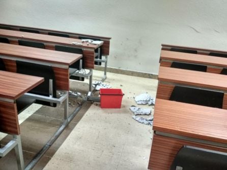 Cascotes caídos en una de las aulas