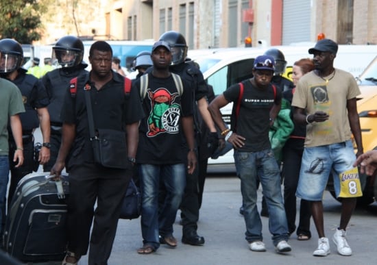 Un grupo de inmigrantes en el momento del desalojo