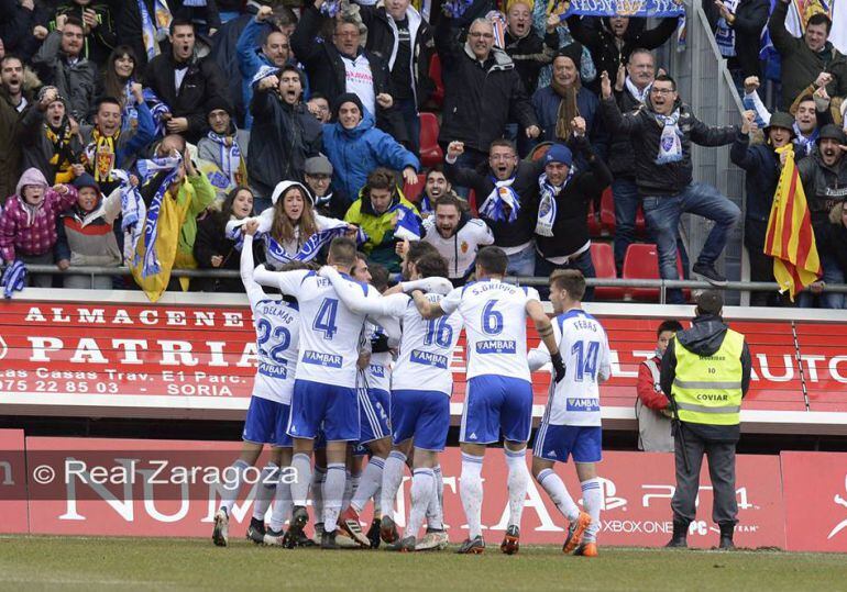 Los jugadores del Real Zaragoza celebran un gol en el estadio de Los Pajaritos de Soria