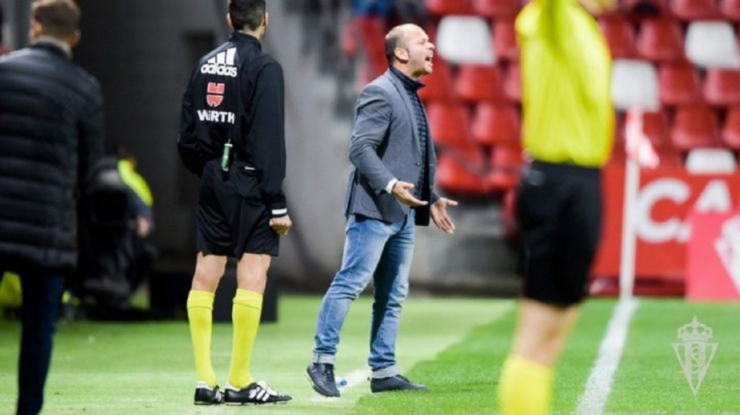 José Alberto durante su último partido como entrenador del primer equipo del Sporting