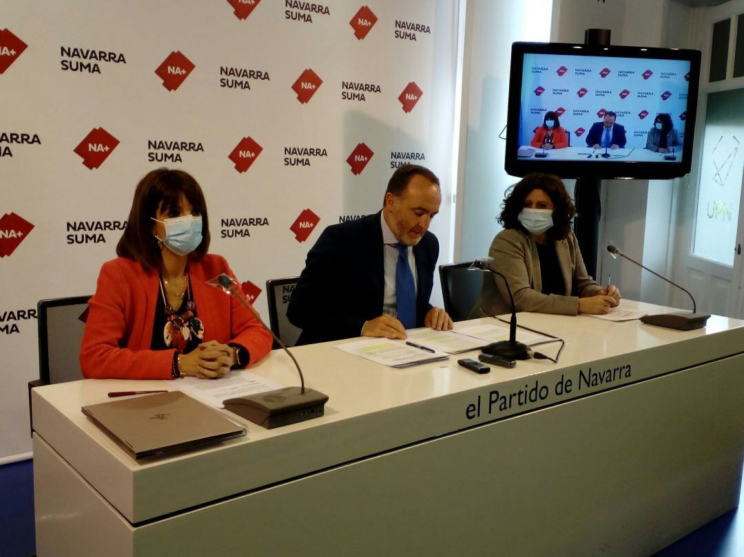 El portavoz de Navarra Suma, Javier Esparza, junto a sus compañeras parlamentarias María Jesus Valdemoros y Marta Álvarez, en la rueda de prensa para manifestar su posición sobre los fondos Next Generation.