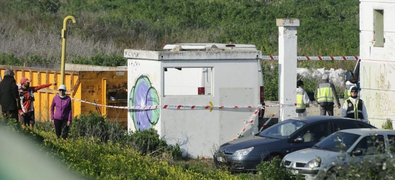 GRA167. CAMAS (SEVILLA) 08/01/2015,- La Policía Nacional ha reanudado hoy las labores de búsqueda del cadáver de la joven sevillana Marta del Castillo, desaparecida en 2009, en el entorno de la escombrera de la localidad sevillana de Camas, lugar en el que dejó de buscarse el pasado noviembre. EFE/Raúl Caro