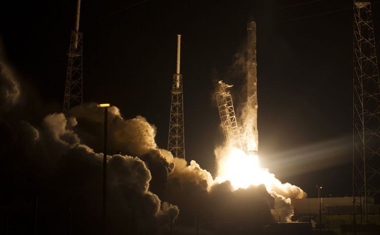 El cohete tripulado Falcon 9 lanzada por SpaceX, en una misión de servicio de reabastecimiento de la Estación Espacial Internacional en Cabo Cañaveral, Florida.