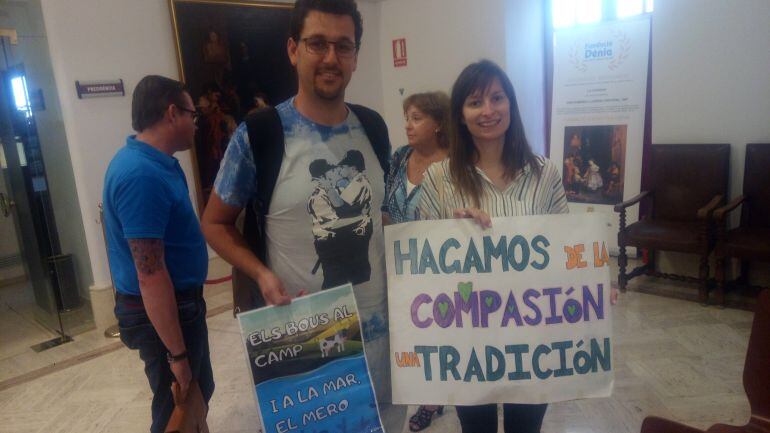 Representantes de la plataforma 'Bous en Pau', presentes en el pleno de la corporación municipal del Ayuntamiento de Dénia.