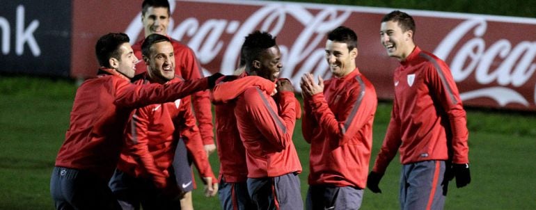 Los jugadores del Athletic bromean durante el entrenamiento previo al partido de la Champions frente al BATE Borisov en San Mamés.