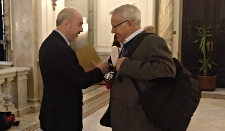 El alcalde Ribó conversa con el concejal popular Eusebio Monzó a la salida del pleno