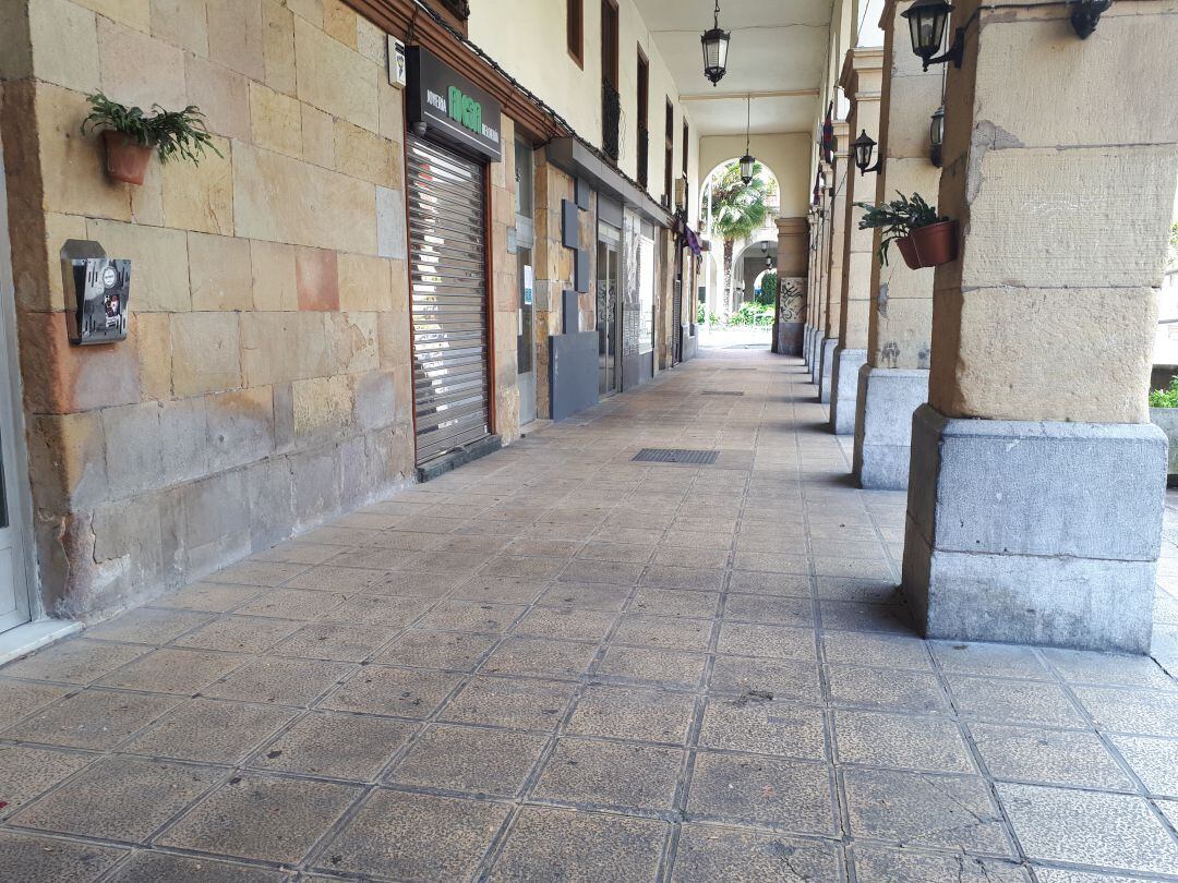 Zona de terrazas de la plaza de Unzaga, estos días vacía