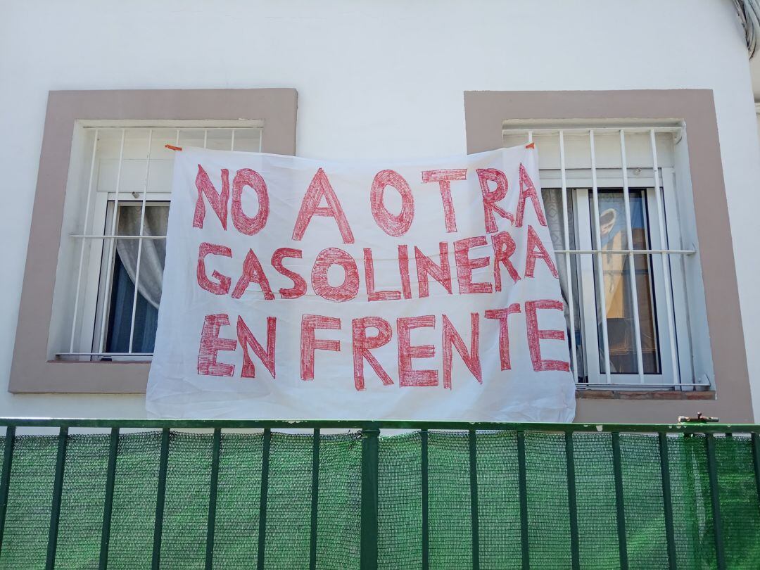 Una pancarta de protesta frente a la parcela donde se pretende instalar una gasolinera.