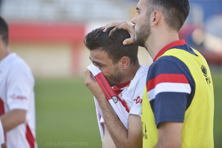 Melchor es consolado por Cristian Arco.