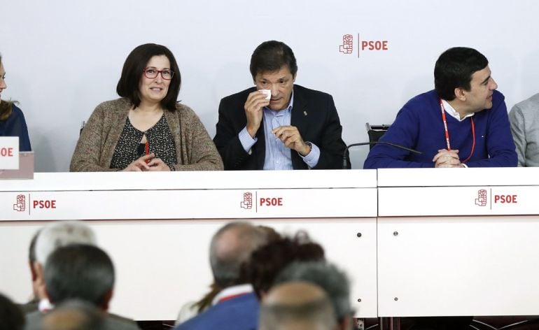 El presidente de la gestora del PSOE, Javier Fernández (3i), junto al portavoz, Mario Jiménez (3d); y los miembros de la gestora, María Jesús Serrano (i), Ascensión Godoy (2i), José Enrique Muñoz (2d) y Ricardo Cortés (d), durante la reunión del Comité Fe