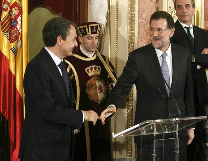 Zapatero y Rajoy se saludan en los actos oficiales del Día de la Constitución