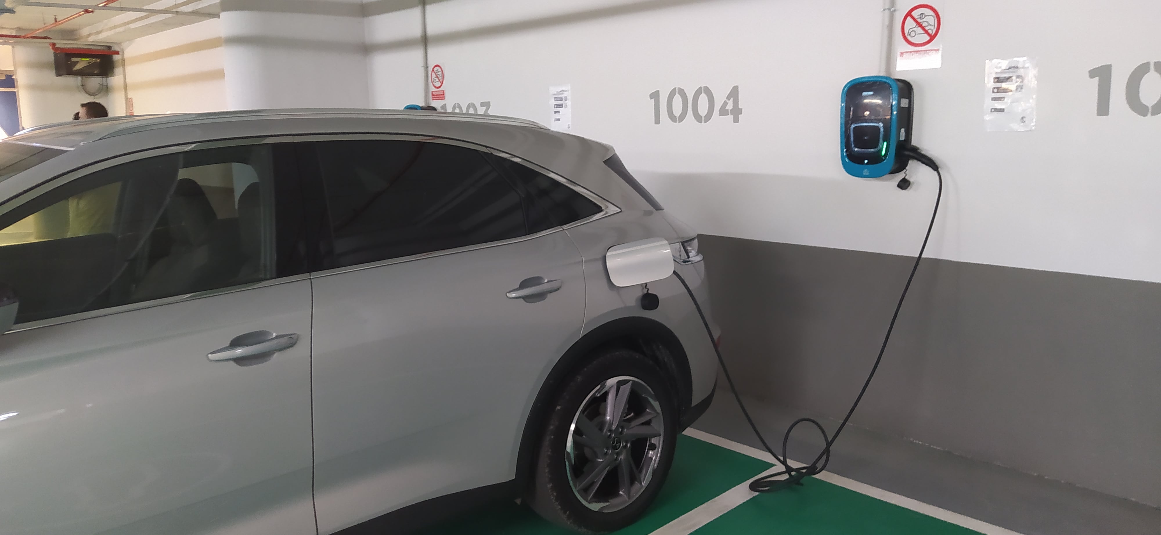 Punto de recarga para vehículos eléctricos en el parking de la Evolución