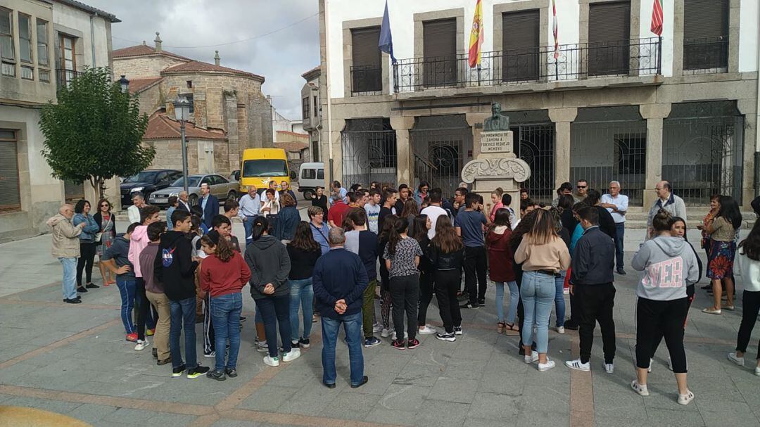Concentración en la Plaza Mayor de Bermillo de Sayago