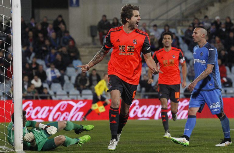 GRA447. GETAFE (C.A.MADRID), 16/03/2015.- El defensa de la Real Sociedad Íñigo Martínez celebra el gol marcado al Getafe durante el partido correspondiente a la vigésimo séptima jornada de Liga que disputan en el estadio Coliseum Alfonso de Getafe. EFE/Kiko Huesca