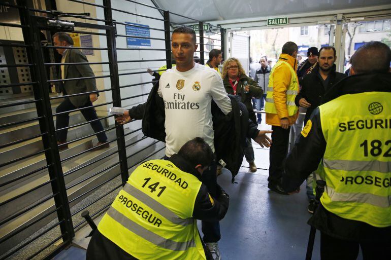 Aficionados cacheados por policías a la entrada del estadio blanco