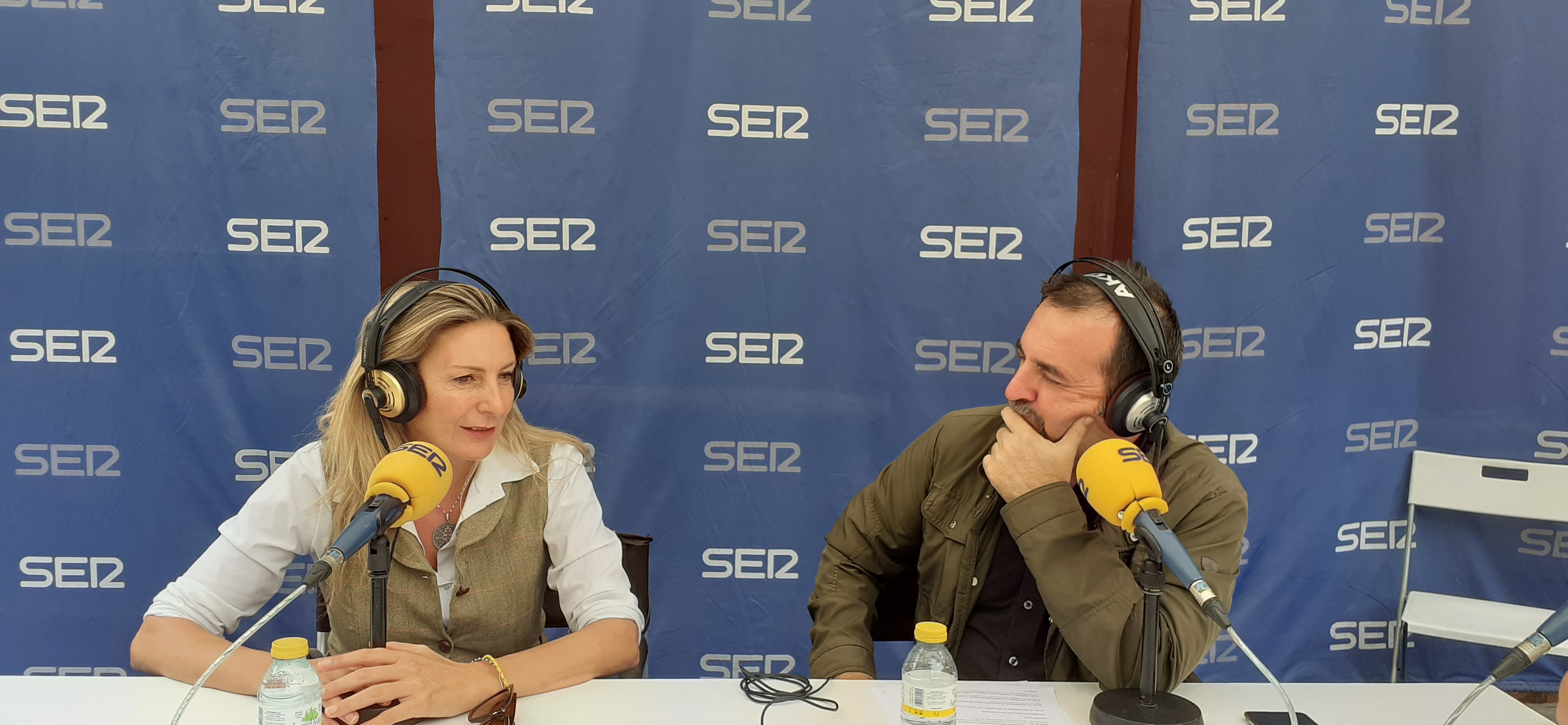 María de las Huertas García, edil de Festejos junto a Miguel Meroño, periodista de Radio Lorca