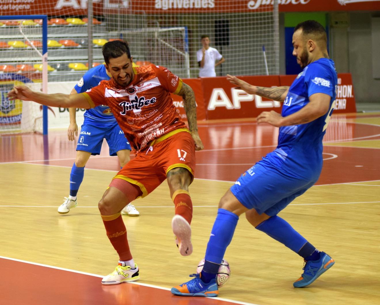 Drasler pelea un balón en el partido de ida