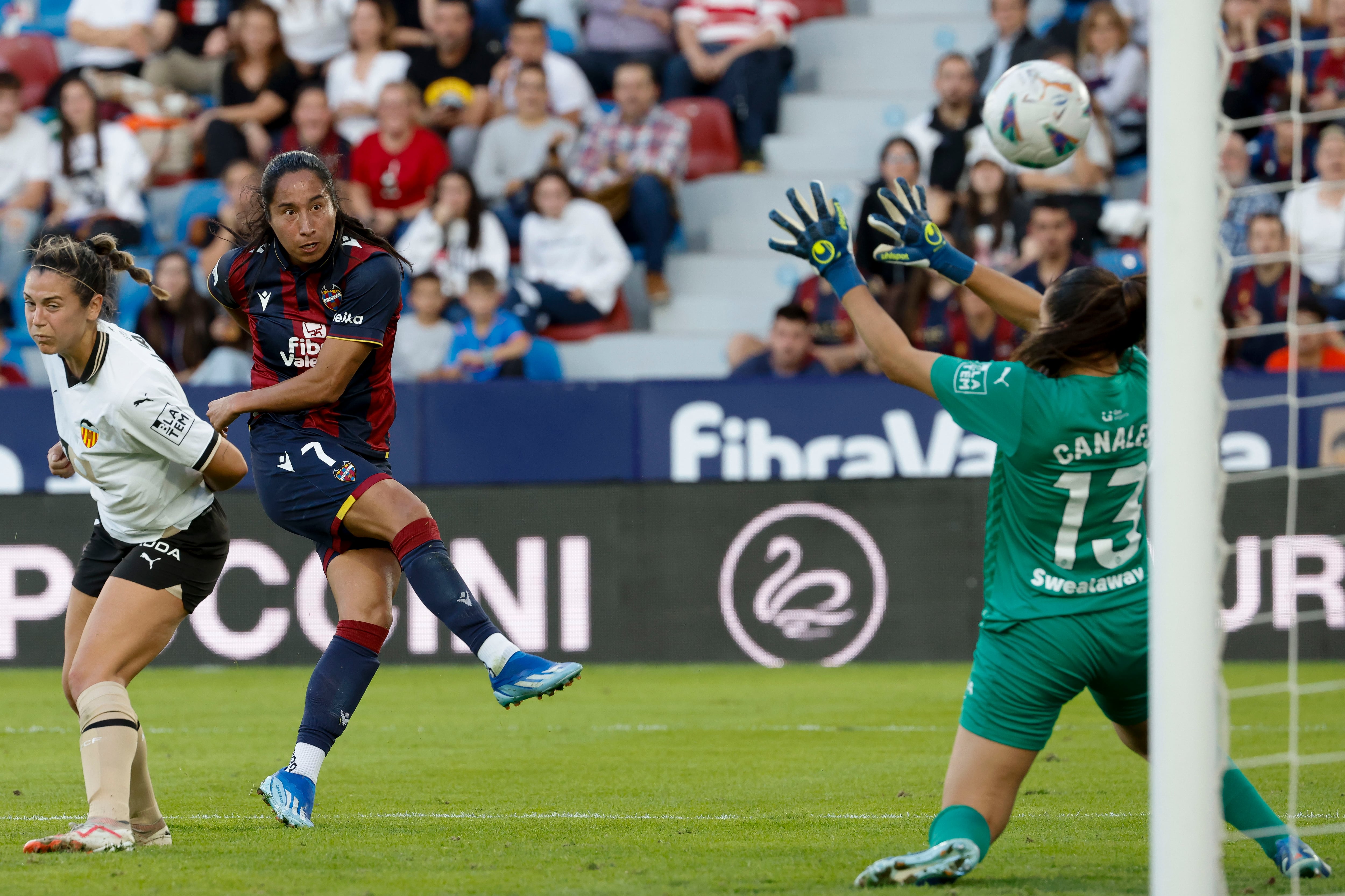 VALENCIA 12/11/2023.- Mayra Ramírez, (2i) del Levante, consigue uno de sus goles ante el Valencia en el partido de la Liga F disputado este domingo. EFE/ Ana Escobar
