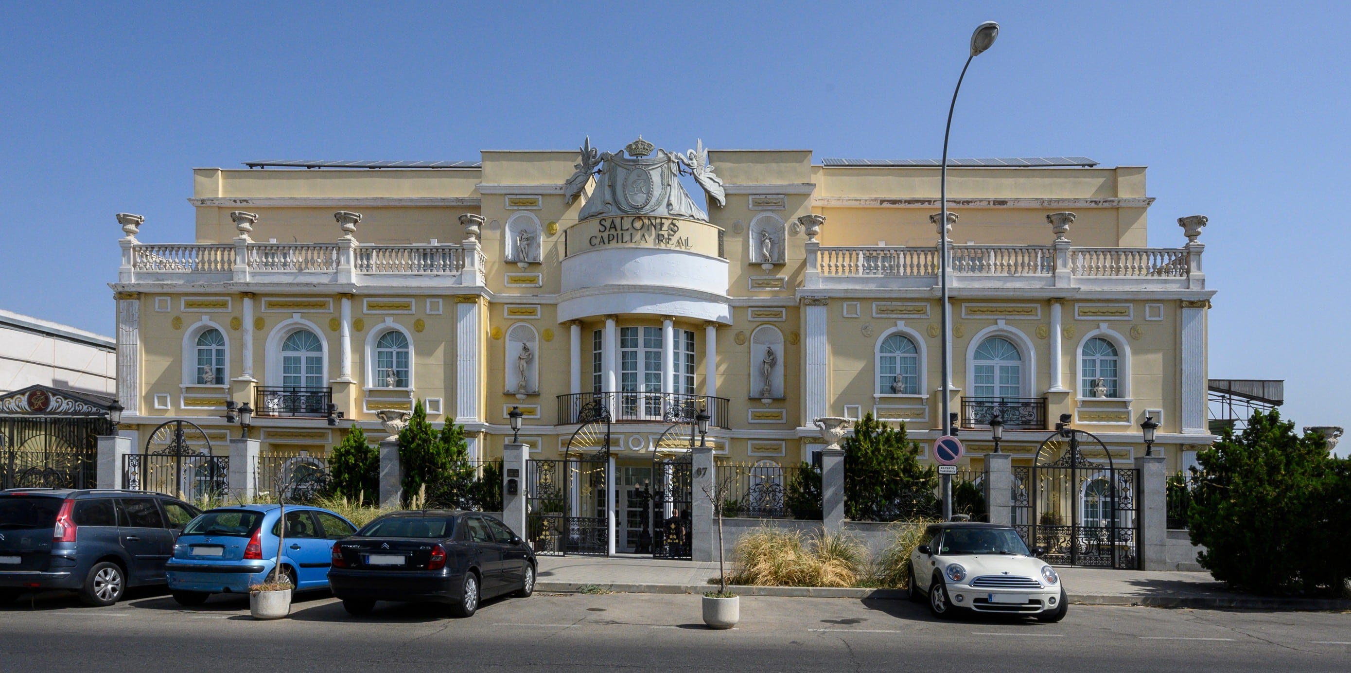 Exterior de los Salones Capilla Real