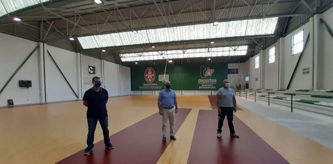 El alcalde de Torredonjimeno, en el centro, visita las obras del pabellón.