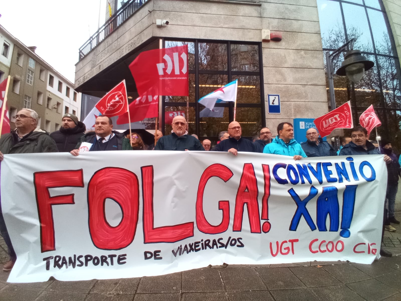 La huelga del transporte de viajeros incluyó una protesta ante la sede de la Xunta en Ferrol (foto: CIG)