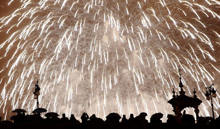 GRA534. Valencia, 18/03/2015. Un gran número de personas ha asistido esta noche al &quot;castillo de fuegos artificiales&quot;, disparados en la &quot;Nit del Foc&quot;, (Noche del Fuego), durante la celebración de las Fallas 2015 en la capital valenciana. EFE/Kai Försterling.