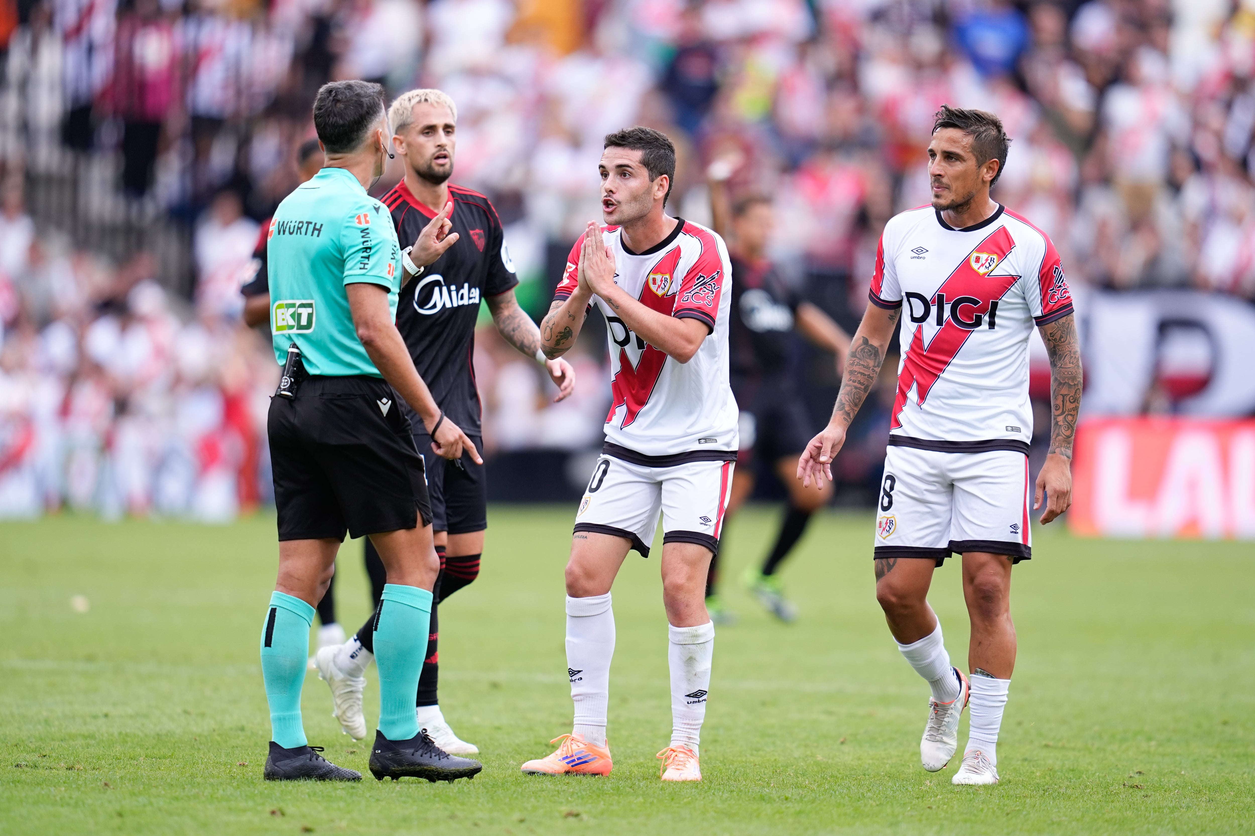 Sergio Camello al ser expulsado en su enfrentamiento contra el Rayo Vallecano