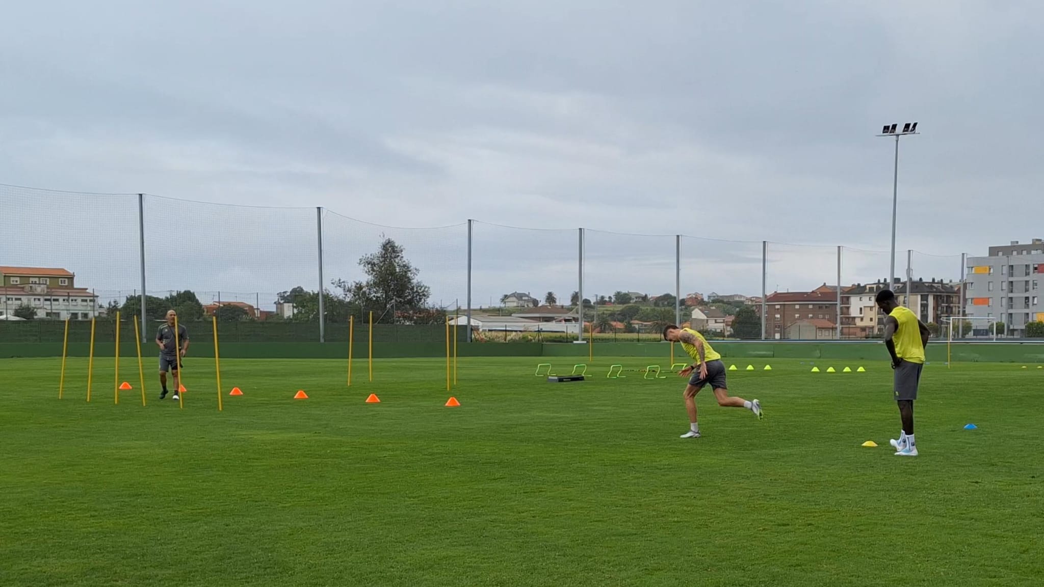 Los lesionados, trabajando junto al readaptador.