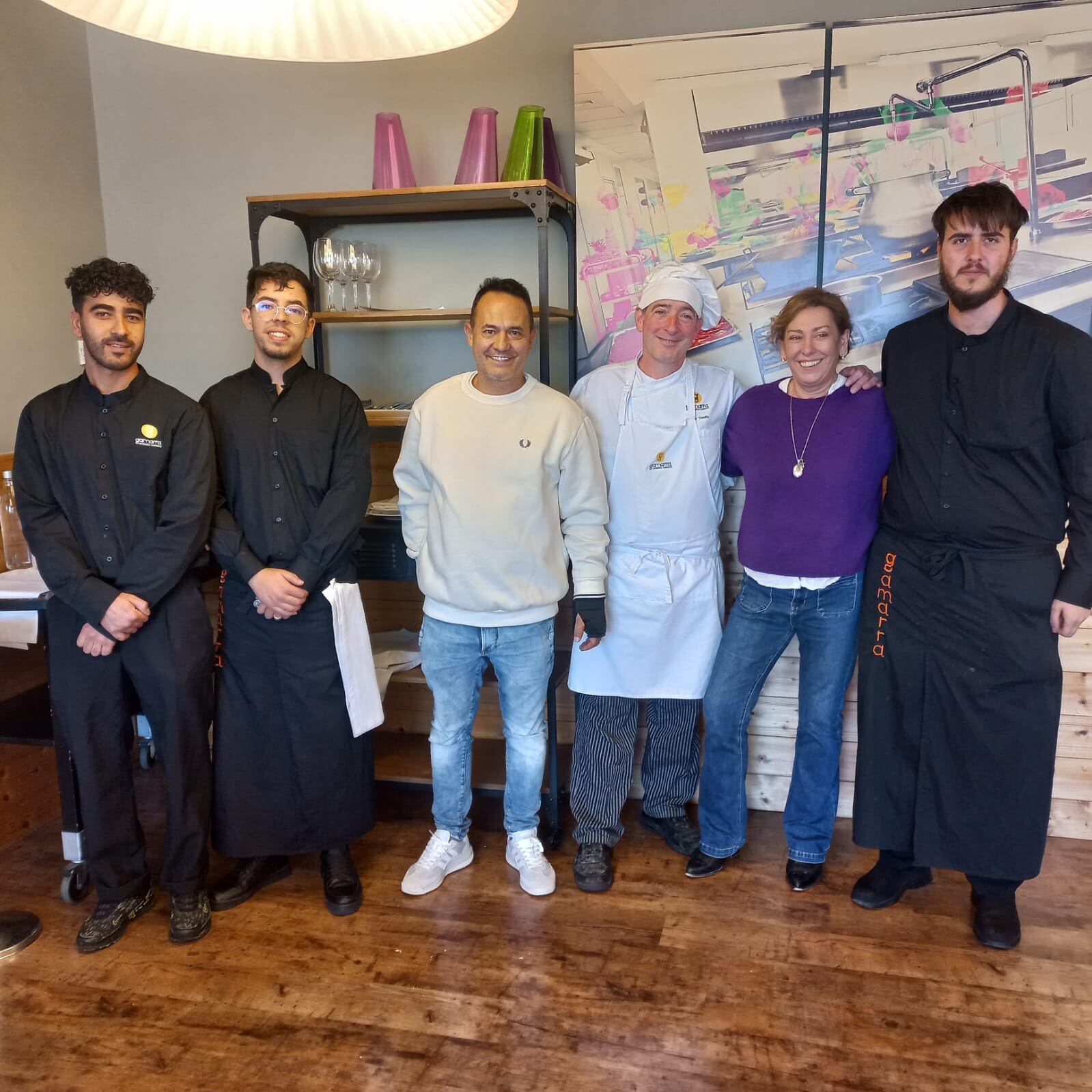 Mireia y Jesús posan con Oscar Treviño y alumnos de la escuela de Gamarra