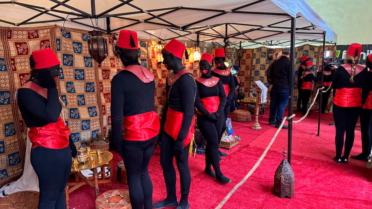 El Campamento Real desafía al tiempo y se instala en la Plaça de Dins